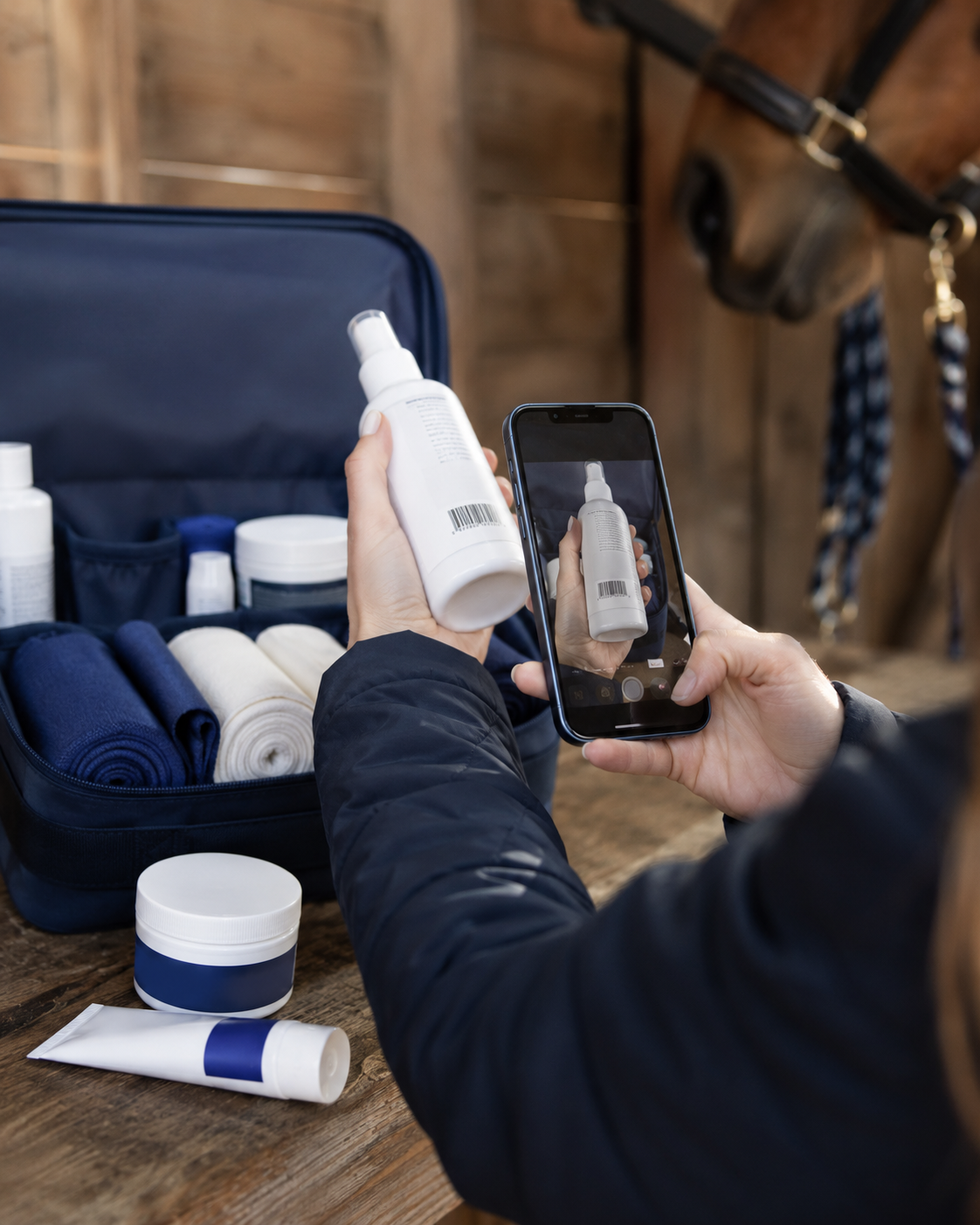 Soins cheval et composition des produits : application de soin équin, vérification de produit et surveillance de réaction cutanée. Vérification de sécurité et gestion des soins équins avec Equio.